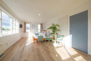 旺阿雷5-Bedroom Fully-Equipped Home in Whangarei的一间带桌椅的客厅和一间用餐室