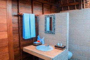 蓝梦岛蓝梦岛哈尔塔别墅的一间带水槽和镜子的浴室