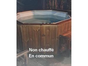 圣若瑟Gite Mon Ti caze Goyaves的一个古老的木热浴盆,在委员会里用非锡石的话
