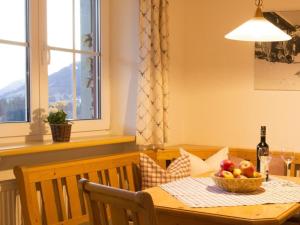 巴尔德赫旺2 in Alpenrösle Modern retreat的餐桌上放着一碗水果