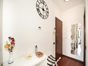 拉韦诺Lily Lake Maggiore的白色的房间,墙上有时钟