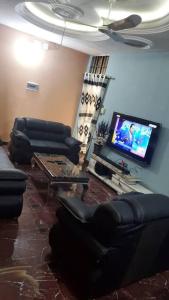 KétouOluwa-Sheyi Apartment in Ketou的带沙发和平面电视的客厅