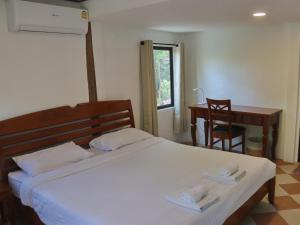 班康卡臣班马卡自然旅馆的一间卧室配有一张床,上面有两条毛巾