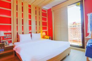 迪拜Palette Royal Reflections Hotel and Spa Dubai的卧室设有白色的床和大窗户