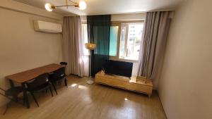 首尔Cosy 2 room flat nearby river的客厅配有桌子和电视