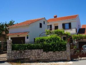 斯廷佳Ferienwohnung für 2 Personen ca 17 qm in Pula-Fondole, Istrien Istrische Riviera的白色的石墙房子