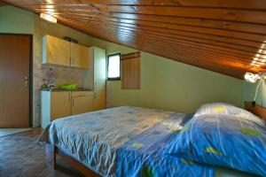 斯廷佳Ferienwohnung für 2 Personen ca 17 qm in Pula-Fondole, Istrien Istrische Riviera的一间卧室设有一张木天花板床。