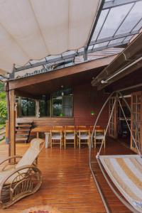 清迈Muangkham Cabin的铺有木地板的庭院配有桌椅
