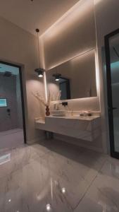 哈伊勒شاليه ضي的一间带水槽和大镜子的浴室