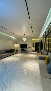 哈伊勒شاليه ضي的大型客厅设有大型大理石地板。