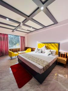 马拉里Hotel Apple Flower, by Manali Mall Road Resorts, Near Hadimba Temple的一间卧室配有一张大床和红色地毯。