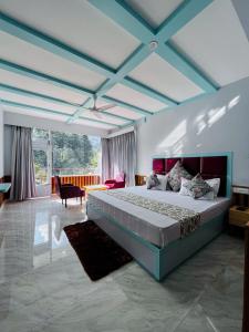 马拉里Hotel Apple Flower, by Manali Mall Road Resorts, Near Hadimba Temple的一间卧室设有一张蓝色天花板的大床