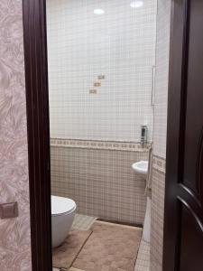 撒马尔罕Almotrudiy apartament的一间带卫生间和水槽的浴室