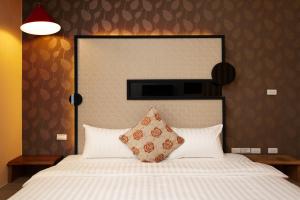 小琉球岛小琉球海明珠渡假旅店的一间卧室配有一张带大镜子的床,上面是一面大镜子