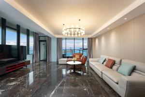 珠海珠海桂山岛智选假日酒店的带沙发和电视的客厅