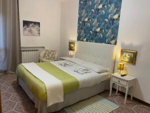 莫利亚诺威尼托Al B6 CLOSE TO VENICE的卧室配有一张床,墙上挂有绘画作品