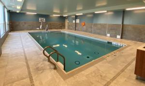 奥罗拉Holiday Inn Express & Suites - Aurora, an IHG Hotel的客房内的大型游泳池