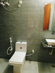 新德里Hotel AMBS suites A family Hotel Near Delhi Airport的一间带卫生间和水槽的浴室