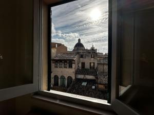 福利尼奥Casa in centro的从窗户可欣赏到城市美景