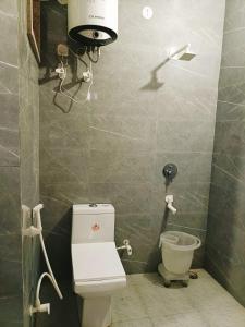 新德里Hotel AMBS suites A family Hotel Near Delhi Airport的一间带卫生间和墙上摄像头的浴室