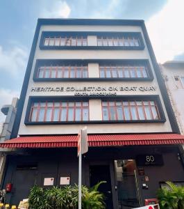 新加坡Heritage Collection on Boat Quay - South Bridge Wing的一座有标志的建筑,上面有传承文物的标志,我们进行海滩勘测