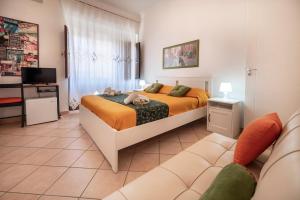 阿沃拉B&B Zanzibar - Ospitalità Siciliana的一间卧室配有一张床和一张沙发