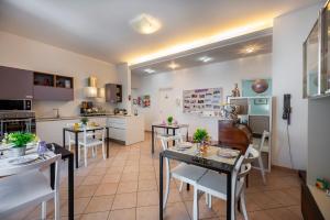 阿沃拉B&B Zanzibar - Ospitalità Siciliana的厨房以及带桌椅的用餐室。