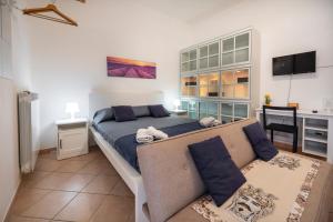 阿沃拉B&B Zanzibar - Ospitalità Siciliana的一间卧室配有一张床和一个沙发