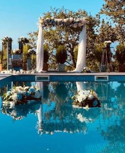 泰拉维Villa Lapa的婚礼的户外婚礼,有结婚拱门和蓝色的水