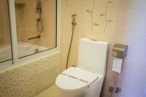 马累ZAN Lodge的浴室配有白色卫生间和淋浴。