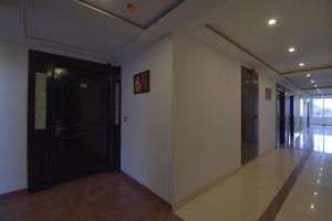 焦特布尔Gourav Lodge的走廊上设有黑色的门和白色的墙壁