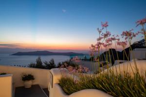 菲罗斯特法尼Santorini View Studios - Firostefani Caldera的从房子的阳台上可欣赏到日落美景