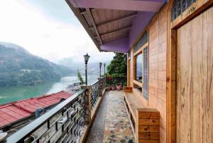 奈尼塔尔Goroomgo Vinayak Mall Road Lake View Nainital - Luxury Room - Best Hotel in Nainital的房屋设有河景阳台
