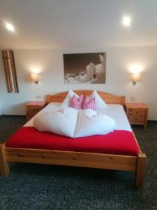 索尔登阿尔卑雅格乡间别墅酒店的卧室配有带白色枕头的大床