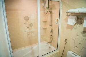 马累ZAN Lodge的带淋浴和浴缸及淋浴的浴室