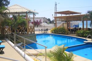 圣马里亚尼塔凯特别墅的度假村的游泳池,设有凉亭