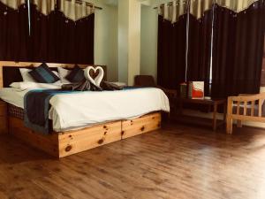 钱德加尔DevDham Lodge的一间卧室配有一张木架大床