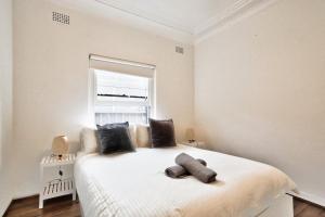 悉尼Charming 3 Bedroom on the edge of Downtown Herford St 2 E-Bikes Included的卧室配有一张大白色床和窗户