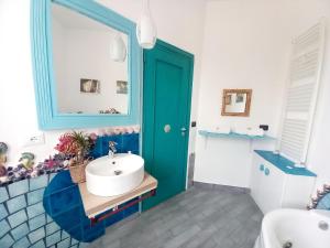 蒙德罗Villa Mondello Terraces & Jacuzzi的浴室设有蓝色门和水槽