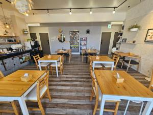 庆州Gyeongju BonghwangMansion的一间带木桌椅的餐厅和一间厨房