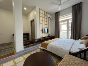 RaxaulnKAaSA hotel Personal Suites的酒店客房设有两张床和电视。