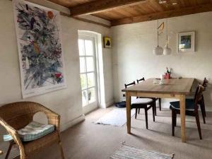 哈姆堡Cozy Country House By Beautiful Nature的一间带木桌和椅子的用餐室