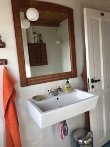 哈姆堡Cozy Country House By Beautiful Nature的浴室设有白色水槽和镜子
