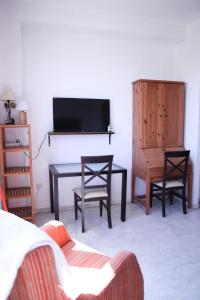 塞维利亚SE - Peaceful Shiny Apartment Near Fibes的客厅配有电视和桌椅