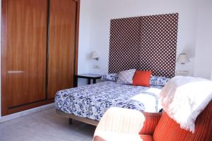 塞维利亚SE - Peaceful Shiny Apartment Near Fibes的一间卧室配有一张床和一张沙发