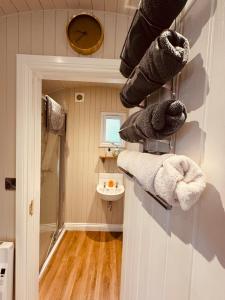 杜伦Southfield Shepards Huts的墙上设有带水槽和毛巾的浴室