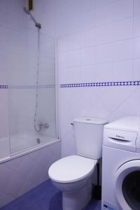 塞维利亚SE - Peaceful Shiny Apartment Near Fibes的白色的浴室设有卫生间和淋浴。
