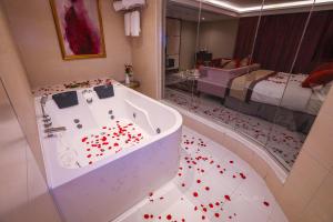 Cheerful Al Waha Hotel Unayzah - فندق شيرفل عنيزة的一间浴室