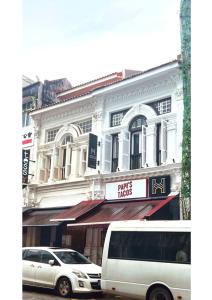 新加坡Heritage Collection on Seah - A Digital Hotel的停在大楼前的白色货车