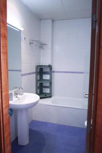 塞维利亚SE - Peaceful Shiny Apartment Near Fibes的白色的浴室设有水槽和浴缸。
